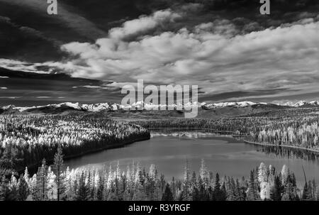 Guardando verso il basso sulla Olanda il lago e le montagne di missione in autunno di Flathead National Forest, Montana, USA Foto Stock