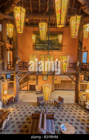 La lobby di Lake McDonald Lodge nel Parco Nazionale di Glacier, Montana, USA Foto Stock