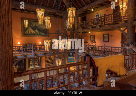 La lobby di Lake McDonald Lodge nel Parco Nazionale di Glacier, Montana, USA Foto Stock