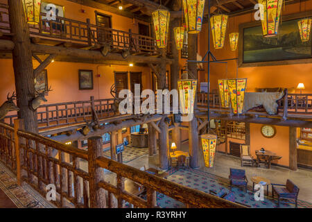 La lobby di Lake McDonald Lodge nel Parco Nazionale di Glacier, Montana, USA Foto Stock