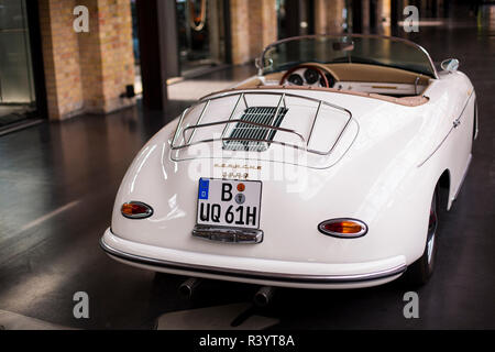 Berlino, Germania - 28 giugno 2018: Bianco Porsche 1600 Super. Close-up di parte posteriore classic vintage auto. La Germania mostra Foto Stock