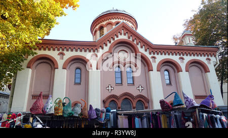 Negozio di souvenir al di fuori della Chiesa Ortodossa Russa in Vilnius Lituania Europa Foto Stock