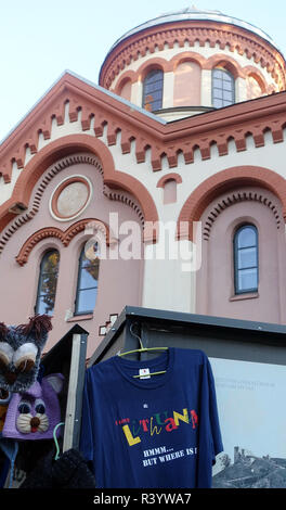 Negozio di souvenir al di fuori della Chiesa Ortodossa Russa in Vilnius Lituania Europa Foto Stock