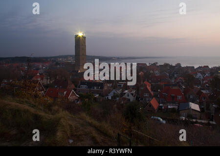 Il vecchio faro storico Brandaris di notte sull'isola olandese di Terschelling nel mare di Wadden Foto Stock