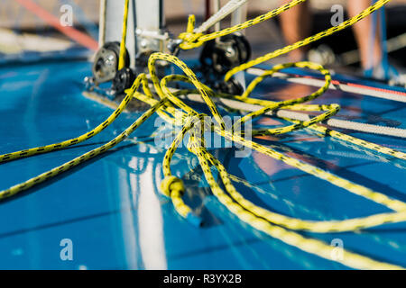 Close-up nodo nautico corda allacciate intorno al gioco in barca o nave, barca la cima di ormeggio. Foto Stock