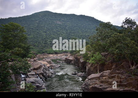 Porzione di montagna in Hogenakkal cade Foto Stock