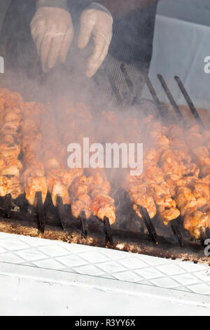 Shashlyk pollo alla griglia essendo nella vista Foto Stock