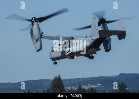 Stati Uniti d'America, Oregon, Hillsboro, Bell-Boeing MV-22 del USMC durante la sua dimostrazione a Oregon Airshow internazionale. Foto Stock