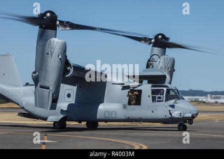 Stati Uniti d'America, Oregon, Hillsboro, Bell-Boeing MV-22 del USMC in rullaggio a Oregon Airshow internazionale. Foto Stock