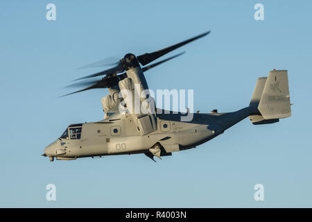 Stati Uniti d'America, Oregon, Hillsboro, Bell-Boeing MV-22 del USMC durante la sua dimostrazione a Oregon Airshow internazionale. Foto Stock