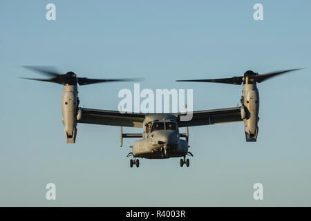 Stati Uniti d'America, Oregon, Hillsboro, Bell-Boeing MV-22 del USMC durante la sua dimostrazione a Oregon Airshow internazionale. Foto Stock