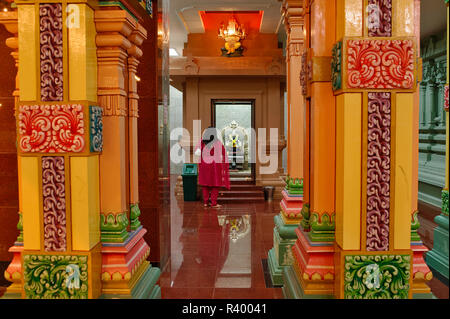 Corridoio principale di preghiera in Sri Mahamariamman Temple, Kuala Lumpur, Malesia Foto Stock