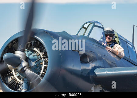 Un pilota taxi il suo Grumman F6F Hellcat aereo da combattimento, Madras Airshow, Oregon. Foto Stock