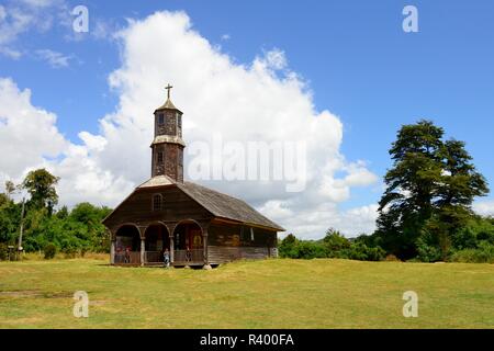 Chiesa di legno Iglesia San Antonio de colo, Sito Patrimonio Mondiale dell'UNESCO, Quemchi, isola di Chiloé, Cile Foto Stock