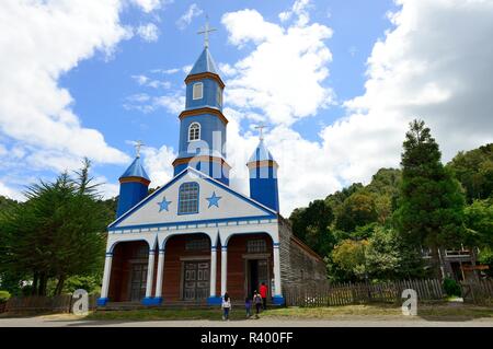 Chiesa di legno Iglesia de Nuestra Señora del Patrocinio, Sito Patrimonio Mondiale dell'UNESCO, Tenaùn, isola di Chiloé, Cile Foto Stock