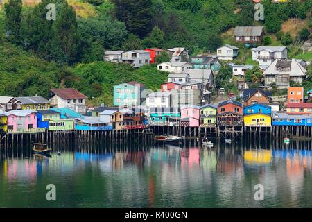 Palafitte, chiamato palafitos, nella luce del mattino, Castro, isola di Chiloé, Cile Foto Stock