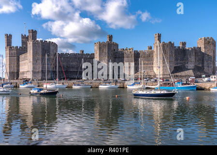 CAERNARFRON, Regno Unito - 06 settembre: si tratta di un punto di vista di Caernarfon Castle un castello storico e Sito del Patrimonio Mondiale in Galles il 06 settembre 2 Foto Stock