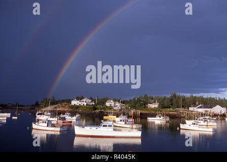 Piccolo villaggio di pescatori di Corea, Maine con barche nel porto e rainbow Foto Stock