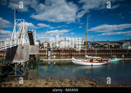 Stati Uniti d'America, Maine, Ogunquit, Perkins Cove, pedonale ponte levatoio Foto Stock