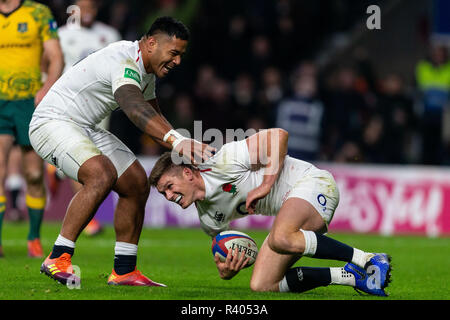 L'Inghilterra del Owen Farrell celebra il loro punteggio quarta prova durante l'autunno Quilter International a Twickenham Stadium di Londra. Foto Stock