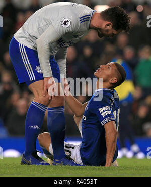 Cardiff City's Sean Morrison (sinistra) parla con Everton's Richarlison durante il match di Premier League a Goodison Park di Liverpool. Foto Stock