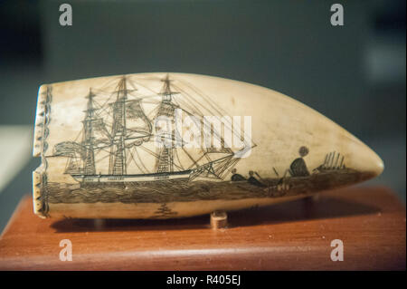 Scrimshaw su della balena dente, Whaling Museum, Nantucket, Massachusetts, STATI UNITI D'AMERICA Foto Stock