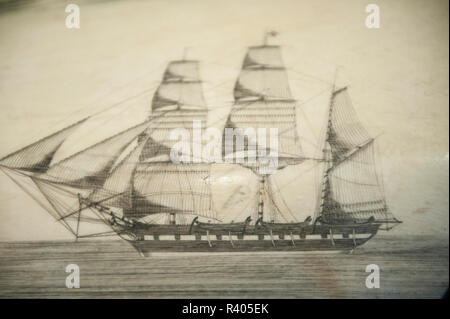 Scrimshaw su della balena dente, Whaling Museum, Nantucket, Massachusetts, STATI UNITI D'AMERICA Foto Stock