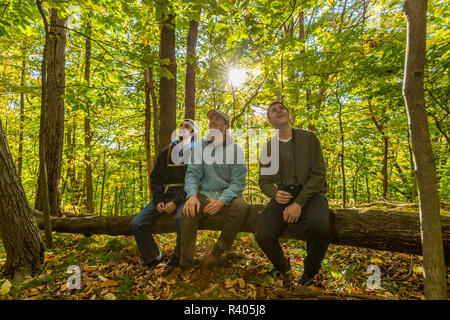Tre giovani uomini appendere fuori in una foresta di Amesbury, Massachusetts. (MR) Foto Stock