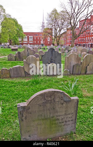 Gli oggetti contrassegnati per la rimozione definitiva a Copp sulla collina di seppellimento di massa sul Freedom Trail, Boston, Massachusetts, STATI UNITI D'AMERICA Foto Stock