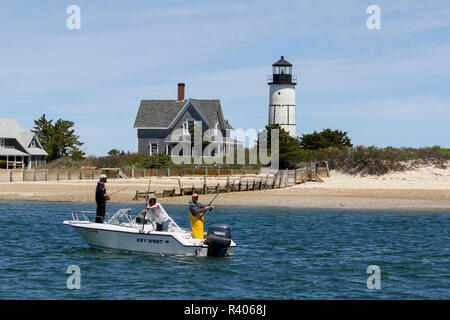 Gli uomini la pesca vicino a Sandy collo colonia, Cape Cod, Massachusetts, Stati Uniti d'America. Foto Stock