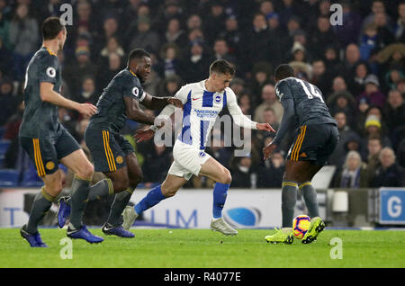 Brighton & Hove Albion's Solly Marzo (centro) in azione con Il Leicester City's Wes Morgan (seconda a sinistra) durante il match di Premier League al Amex Stadium, Brighton. Stampa foto di associazione. Picture Data: Sabato 24 Novembre, 2018. Vedere PA storia SOCCER Brighton. Foto di credito dovrebbe leggere: Gareth Fuller/filo PA. Restrizioni: solo uso editoriale nessun uso non autorizzato di audio, video, dati, calendari, club/campionato loghi o 'live' servizi. Online in corrispondenza uso limitato a 75 immagini, nessun video emulazione. Nessun uso in scommesse, giochi o un singolo giocatore/club/league pubblicazioni. Foto Stock