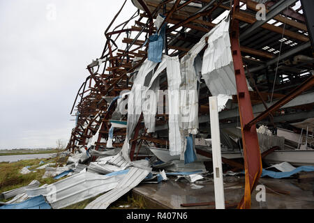 Agosto 2017 Hurricane Harvey gravi danni causati dal vento e la distruzione di un edificio in acciaio incorniciato di stoccaggio barca a Cove Harbour Marina, Rockport, Texas Foto Stock