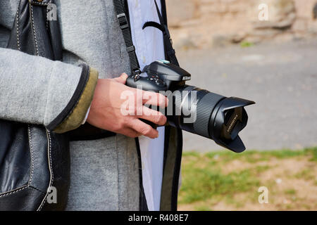 Andernach, Germania - 26 Settembre 2018: Nero fotocamera reflex digitale,Nikon D7200 con Tamron obiettivo in giovane donna la mano. Foto Stock