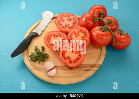 Pomodori con aglio e timo, pronti per la tostatura Foto Stock