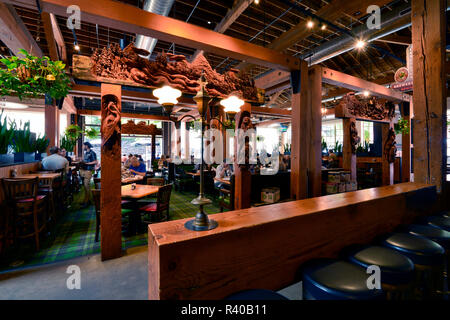 Stati Uniti d'America, Oregon, Portland. Ristorante interno Deschutes Brewery e Public House. Credito come: Steve Terrill Jaynes / Galleria / DanitaDelimont.com Foto Stock