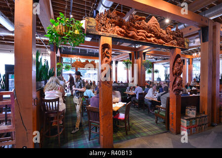 Stati Uniti d'America, Oregon, Portland. Ristorante interno Deschutes Brewery e Public House. Credito come: Steve Terrill Jaynes / Galleria / DanitaDelimont.com Foto Stock