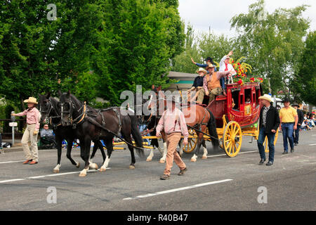 Stati Uniti d'America, Oregon, Portland. A cavallo il stagecoach in parata. Credito come: Steve Terrill Jaynes / Galleria / DanitaDelimont.com Foto Stock