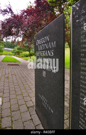 Stati Uniti d'America, Oregon, Portland. Oregon Vietnam Veterans Memorial viventi segno. Credito come: Steve Terrill Jaynes / Galleria / DanitaDelimont.com Foto Stock