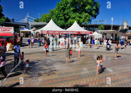 Stati Uniti d'America, Oregon, Portland. Mercato del sabato in Tom McCall Waterfront Park. Credito come: Steve Terrill Jaynes / Galleria / DanitaDelimont.com Foto Stock