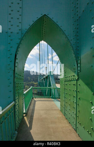 Stati Uniti d'America, Oregon, Portland. Arcata su marciapiede sulla St Johns Bridge. Credito come: Steve Terrill Jaynes / Galleria / DanitaDelimont.com Foto Stock