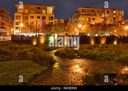 Stati Uniti d'America, Oregon, Portland. La passerella dopo la pioggia Tanner Springs Park. Credito come: Steve Terrill Jaynes / Galleria / DanitaDelimont.com Foto Stock