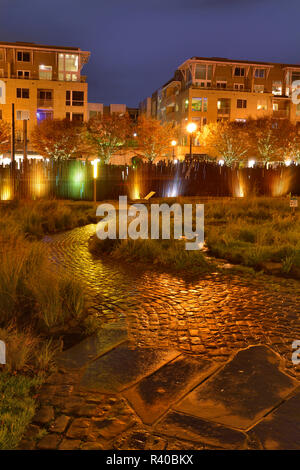 Stati Uniti d'America, Oregon, Portland. La passerella dopo la pioggia Tanner Springs Park. Credito come: Steve Terrill Jaynes / Galleria / DanitaDelimont.com Foto Stock