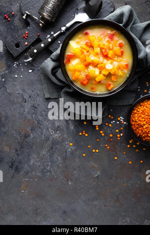 Rosso, zuppa di lenticchie con verdure. Cibo vegetariano Foto Stock