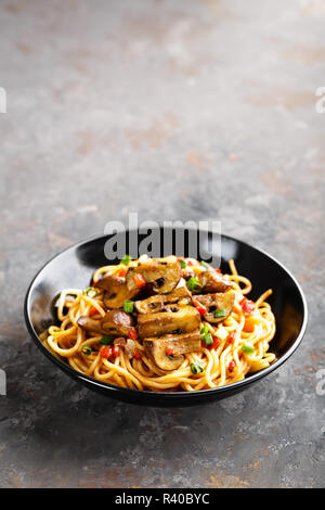 Vegetariano spaghetti alla bolognese con i funghi e il pepe Foto Stock