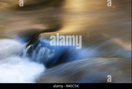 Rogue River che scorre e prelevare i colori riflettenti di autunno Foto Stock