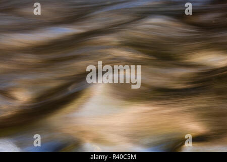 Rogue River che scorre e prelevare i colori riflettenti di autunno Foto Stock