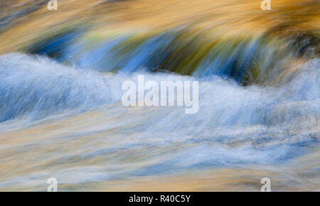 Rogue River che scorre e prelevare i colori riflettenti di autunno Foto Stock