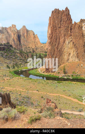 Stati Uniti d'America, Oregon, Redmond, Terrebonne. Smith Rock State Park. Crooked River. Deserto di alta. Il basalto rocce e dirupi. Foto Stock