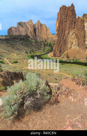 Stati Uniti d'America, Oregon, Redmond, Terrebonne. Smith Rock State Park. Crooked River. Deserto di alta. Il basalto rocce e dirupi. Foto Stock