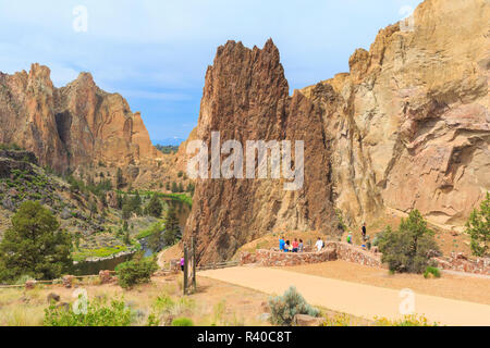 Stati Uniti d'America, Oregon, Redmond, Terrebonne. Smith Rock State Park. Crooked River. Deserto di alta. Il basalto rocce e dirupi. Foto Stock